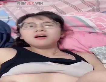 Cuộc chơi phê cùng cô em hot girl bị cận đây